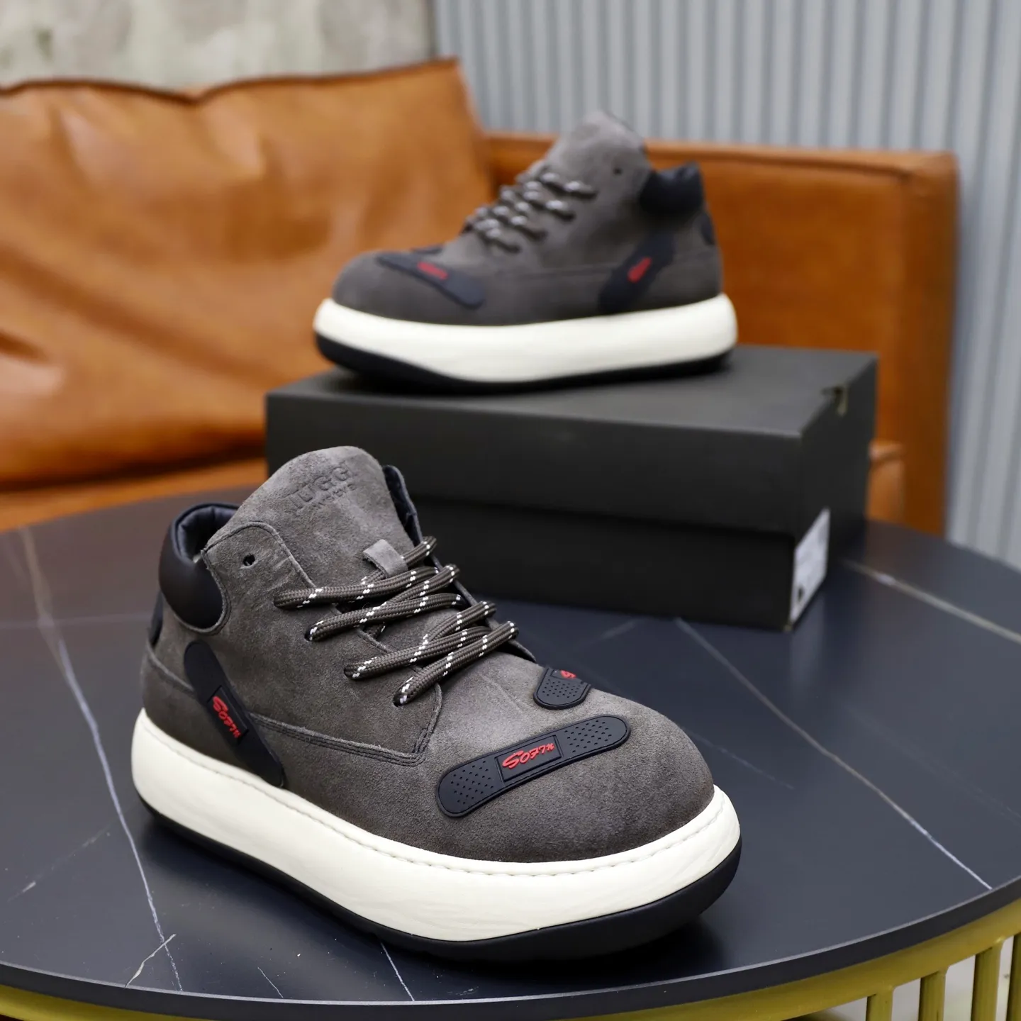 Ex-factory price: 680💰Thick wool imported from Australia Brand: UGG genuine purchase Size: 39-44 Grade: Official website 1:1 Material: First layer of genuine leather waterproof and antifreeze upper Real wool lining Original non-slip soft wear-resistant outsole Style category: Men's casual shoes Trendy style Comfortable on the feet Color: Official website color synchronization